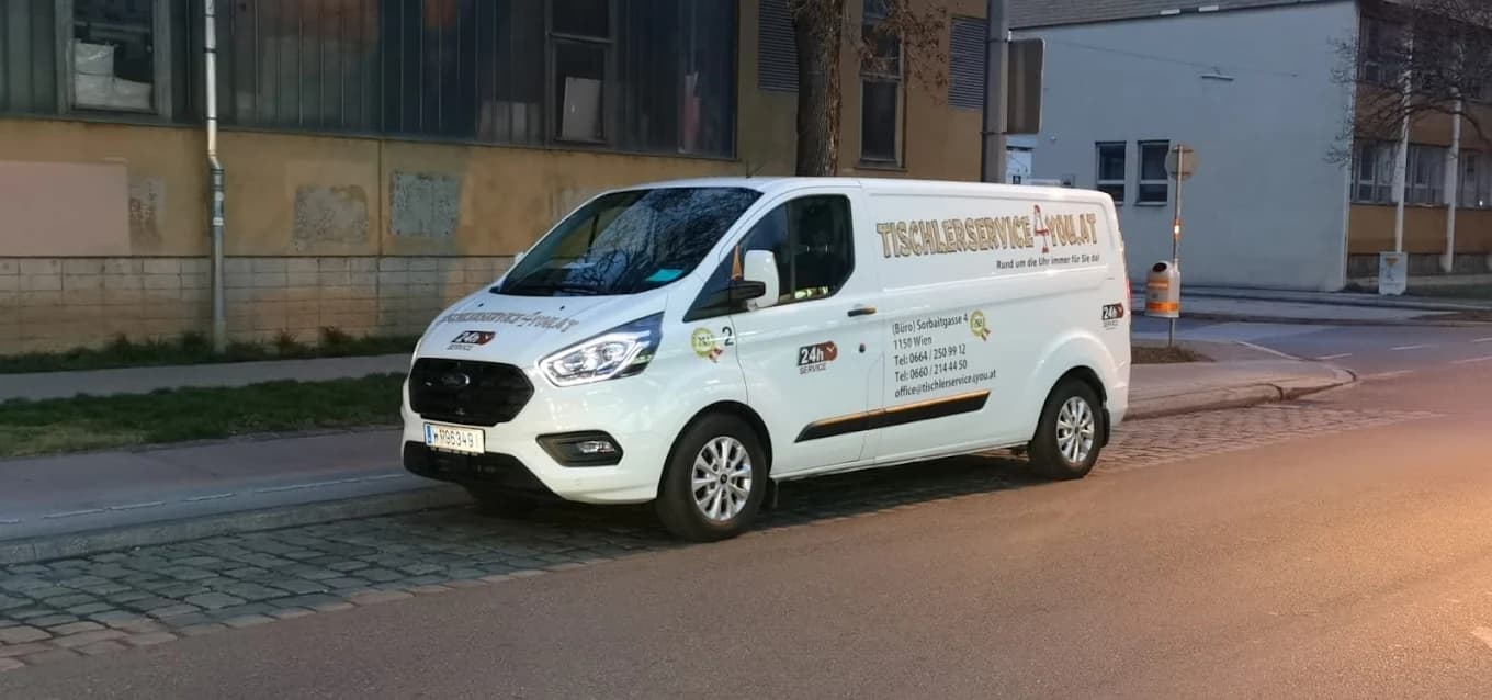 Tischlermeister bei der Arbeit